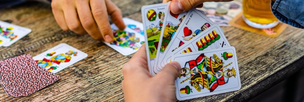 Ob Hobbyspieler, Profi oder Zocker: Bei uns macht jeder Spieler einen Stich! Schnapsen Spielen